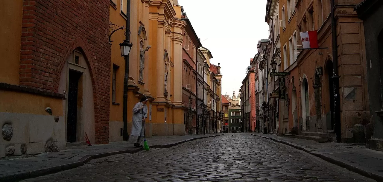 71 urodziny Starego Miasta: Cofnij się w czasie z przewodnikiem po Warszawie z 1912 roku! nun, church, old town, warsaw, brush, cleaning, morning, the old town, nun, nun, warsaw, warsaw, warsaw, warsaw, warsaw